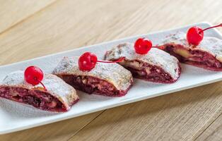 gros plan de strudel aux cerises photo