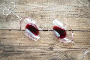 deux des lunettes avec rouge du vin photo