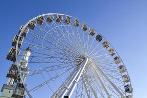 ferris roue contre une bleu ciel Contexte. photo