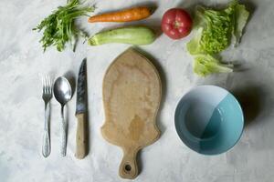 Ingrédients pour cuisine salade, et coutellerie sur une cuisine tableau. photo