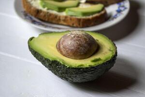 tranché Avocat. en bonne santé aliments. savoureux végétalien petit déjeuner. photo