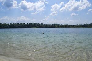 magnifique bleu lac. été paysage. le beauté de la nature. photo