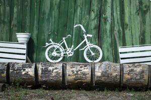 ancien vélo et tiroirs comme une jardin décor. photo