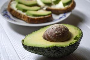 tranché Avocat. en bonne santé aliments. savoureux végétalien petit déjeuner. photo