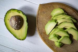 tranché Avocat. en bonne santé aliments. savoureux végétalien petit déjeuner. photo