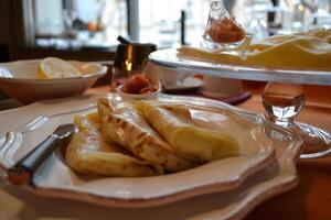 le Crêpes sur une assiette avec coutellerie. proche en haut. photo