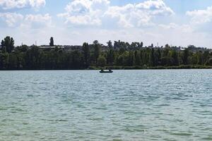 magnifique bleu lac. été paysage. le beauté de la nature. photo