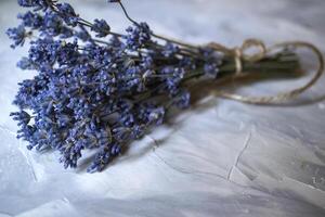 le bouquet de séché lavande sur le bureau. proche en haut. photo