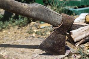 un hache dans le en bois souche. photo