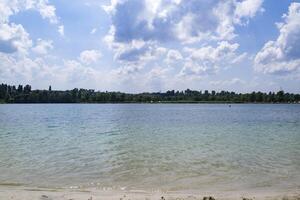 magnifique bleu lac. été paysage. le beauté de la nature. photo