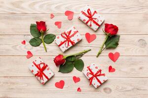 kraft cadeau boîte avec magnifique rouge ruban et rose, concept de Valentin jour, anniversaire, mère journée et anniversaire salutation, copie espace, Haut vue photo