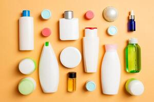 groupe de Plastique soin du corps bouteille plat allonger composition avec cosmétique des produits sur coloré Contexte vide espace pour vous conception. ensemble de blanc cosmétique conteneurs, Haut vue avec copie espace photo