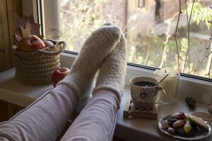 femme relaxant avec tasse de café à maison. photo