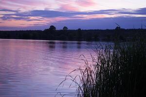 une magnifique le coucher du soleil à lac. photo