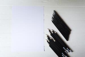 le ensemble de gris des crayons sur une blanc Contexte. outils pour dessin sur le bureau. photo