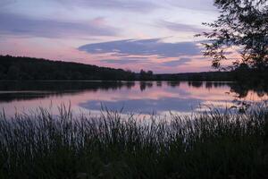 une magnifique le coucher du soleil à lac. photo