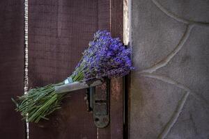 bouquet de lavande sur le fermer à clé de ancien porte. photo