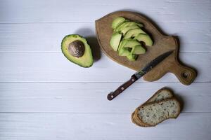 tranché Avocat. en bonne santé aliments. savoureux végétalien petit déjeuner. photo