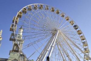 ferris roue contre une bleu ciel Contexte. photo