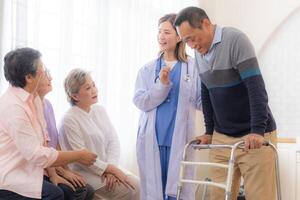 asiatique Jeune infirmière soutien Sénior plus âgée homme marcher avec marcheur. magnifique infirmière Aidez-moi et prendre se soucier. personnes âgées mature grand-père patient Faire physique thérapie avec une groupe de Sénior copains dans hôpital. photo