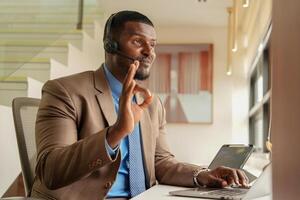 client soutien appel centre opérateur ou réceptionniste. client un service et homme consultant parlant tandis que Faire une consultation en ligne. africain opérateur Masculin télémarketing agent sur une portable dans Bureau photo