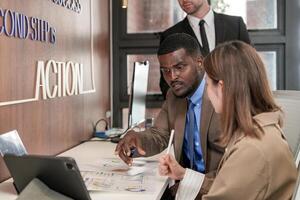 diverse des employés recueillies dans Bureau ayant amusement pendant réflexion tandis que discuter Nouveau des idées projet. multiracial collègues de travail réunion à cotravail espace zone. équipe de Jeune gens dans bureau. photo