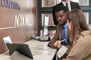 diverse des employés recueillies dans Bureau ayant amusement pendant réflexion tandis que discuter Nouveau des idées projet. multiracial collègues de travail réunion à cotravail espace zone. équipe de Jeune gens dans bureau. photo