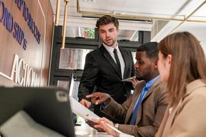 diverse des employés recueillies dans Bureau ayant amusement pendant réflexion tandis que discuter Nouveau des idées projet. multiracial collègues de travail réunion à cotravail espace zone. équipe de Jeune gens dans bureau. photo