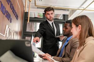 diverse des employés recueillies dans Bureau ayant amusement pendant réflexion tandis que discuter Nouveau des idées projet. multiracial collègues de travail réunion à cotravail espace zone. équipe de Jeune gens dans bureau. photo