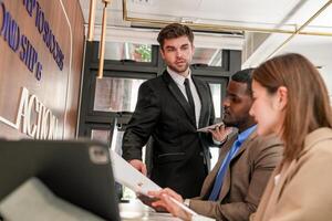 diverse des employés recueillies dans Bureau ayant amusement pendant réflexion tandis que discuter Nouveau des idées projet. multiracial collègues de travail réunion à cotravail espace zone. équipe de Jeune gens dans bureau. photo