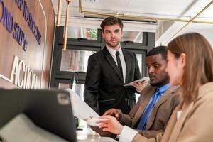 diverse des employés recueillies dans Bureau ayant amusement pendant réflexion tandis que discuter Nouveau des idées projet. multiracial collègues de travail réunion à cotravail espace zone. équipe de Jeune gens dans bureau. photo