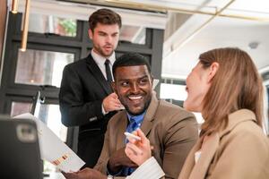 diverse des employés recueillies dans Bureau ayant amusement pendant réflexion tandis que discuter Nouveau des idées projet. multiracial collègues de travail réunion à cotravail espace zone. équipe de Jeune gens dans bureau. photo