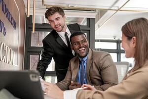 diverse des employés recueillies dans Bureau ayant amusement pendant réflexion tandis que discuter Nouveau des idées projet. multiracial collègues de travail réunion à cotravail espace zone. équipe de Jeune gens dans bureau. photo