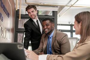 diverse des employés recueillies dans Bureau ayant amusement pendant réflexion tandis que discuter Nouveau des idées projet. multiracial collègues de travail réunion à cotravail espace zone. équipe de Jeune gens dans bureau. photo