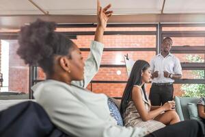 gens parler et présent le projet. détendu informel affaires entreprise réunion. équipe chef réflexion Nouveau approches et des idées avec collègues. Commencez affaires et entrepreneuriat concept. photo