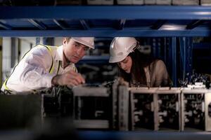 technicien ingénieurs équipe vérification le machine et entretien service. ouvriers à la recherche à de rechange les pièces dans Stock à entrepôt usine. ouvrier avec une liste de contrôle à la recherche sur partie de machine les pièces. photo