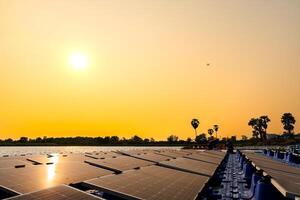 Masculin ouvriers réparation flottant solaire panneaux sur l'eau lac. ingénieurs construction sur site flottant solaire panneaux à Soleil lumière. nettoyer énergie pour futur vie. industriel renouvelable énergie de vert pouvoir. photo
