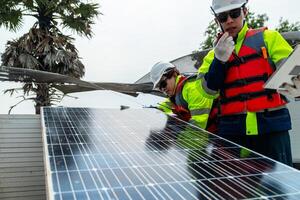 ingénieur Hommes inspecter modules de photovoltaïque cellule panneaux. industriel renouvelable énergie de vert pouvoir. ouvriers préparer matériaux avant construction sur site avec le empiler de panneaux à Contexte. photo
