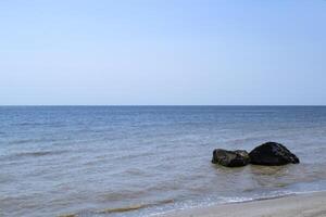 paysage marin de Azov mer. non un sur le plage. magnifique côte. photo
