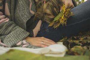 femme avec chien repos dans le l'automne parc. photo