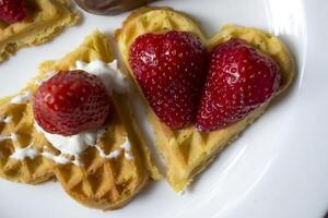 mûr fraise sur gaufres proche en haut. magnifique et savoureux petit déjeuner. photo