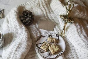 une tasse de café, de laine chandail et Noël décorations. hiver encore vie. photo