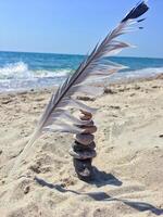 une groupe de mer des pierres sur le le sable près mer. photo