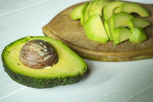 tranché Avocat. en bonne santé aliments. savoureux végétalien petit déjeuner. photo