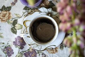 une tasse de café sur une cuisine tableau. photo