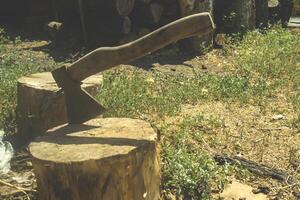 un hache dans le en bois souche. photo