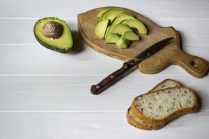 tranché Avocat. en bonne santé aliments. savoureux végétalien petit déjeuner. photo