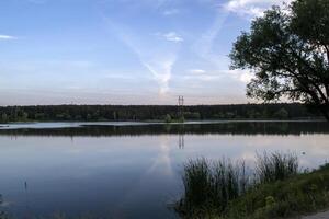 une magnifique le coucher du soleil à lac. photo