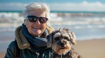 ai généré portrait de une souriant personnes âgées femme portant des lunettes de soleil avec sa chien contre le magnifique plage arrière-plan, Contexte image, génératif ai photo