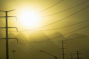 Puissance lignes et câbles dans le Soleil dans Monterrey Mexique photo